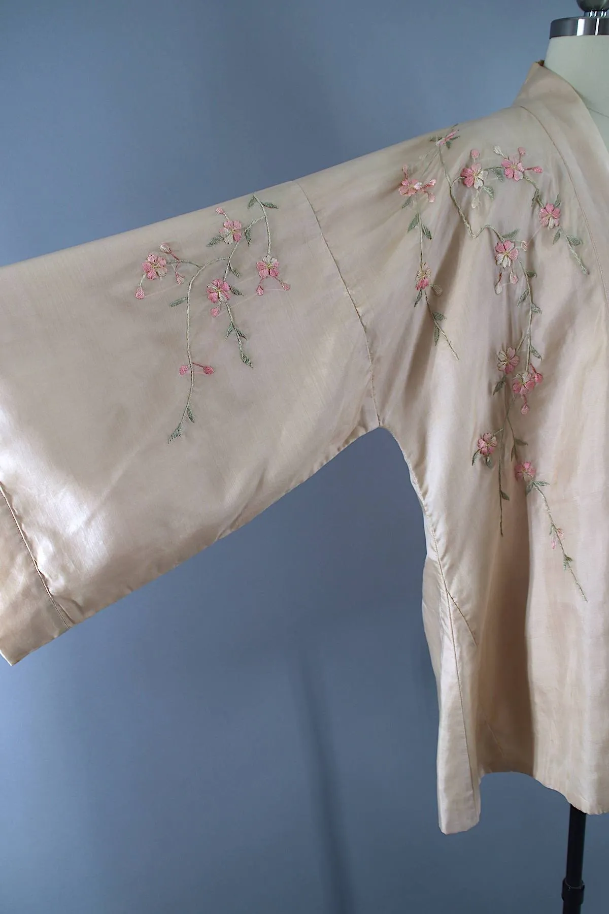 Vintage 1920s Embroidered Silk Kimono Jacket Cardigan / Blush Pink Floral Embroidery